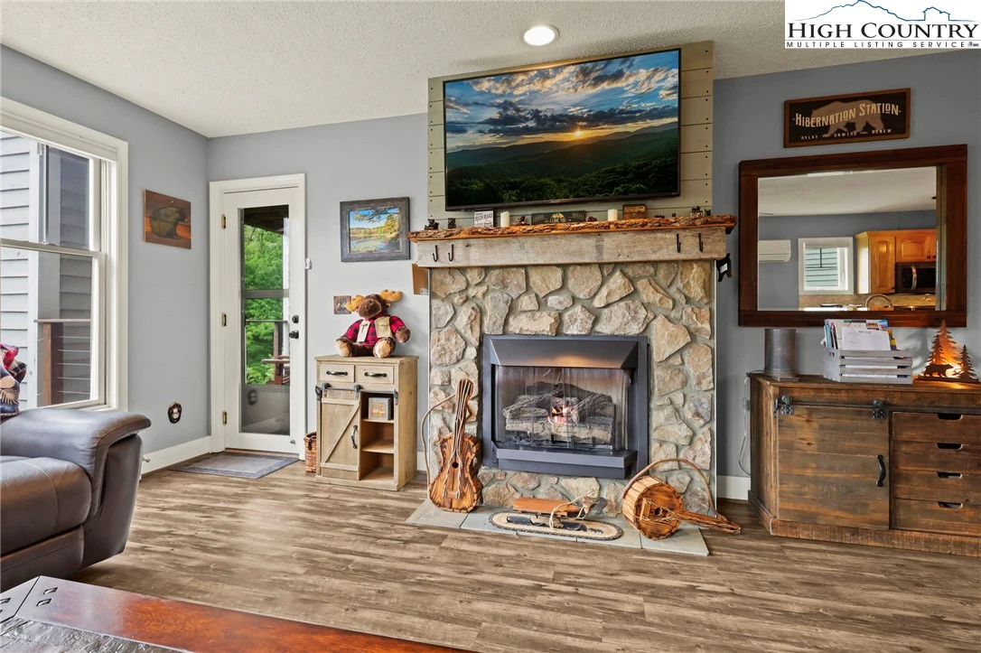 Image number 19 for the current listing