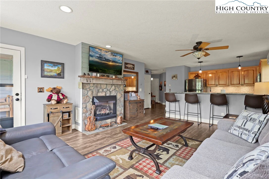 Image number 21 for the current listing