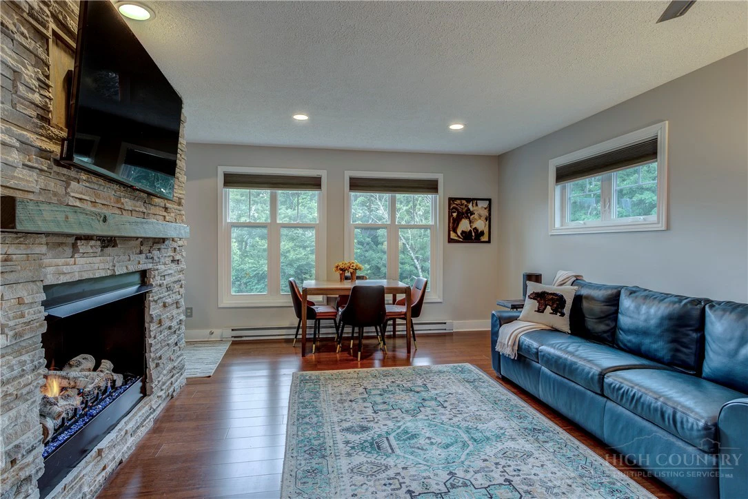 Image number 8 for the current listing