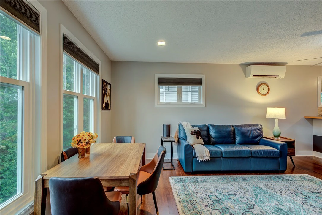 Image number 11 for the current listing