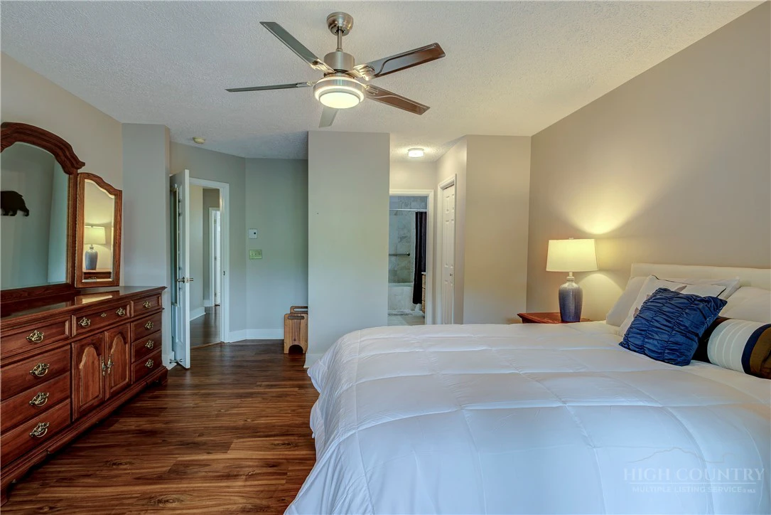 Image number 14 for the current listing