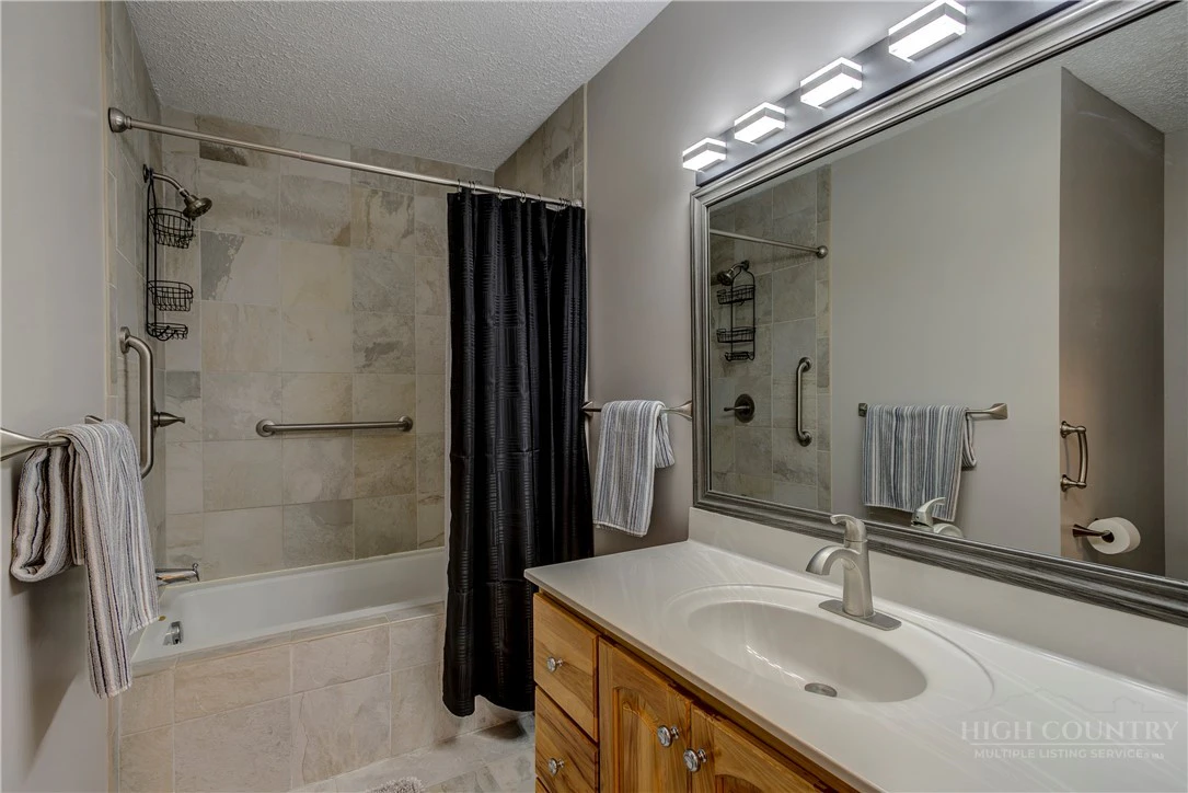 Image number 15 for the current listing