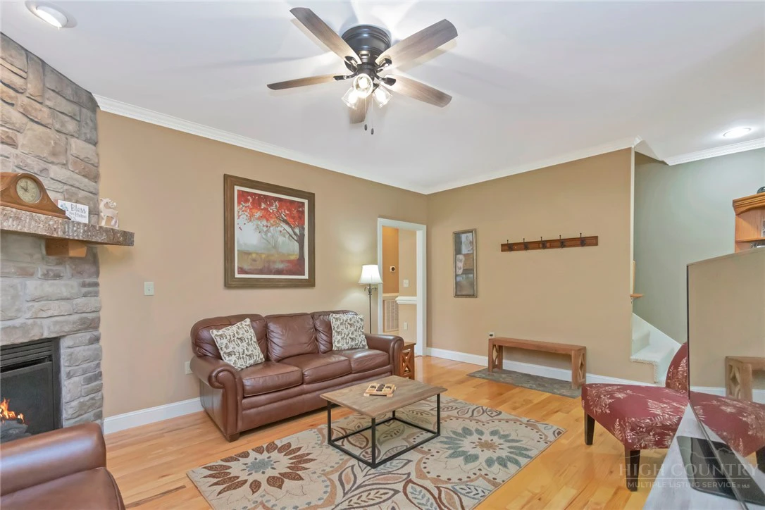 Image number 8 for the current listing