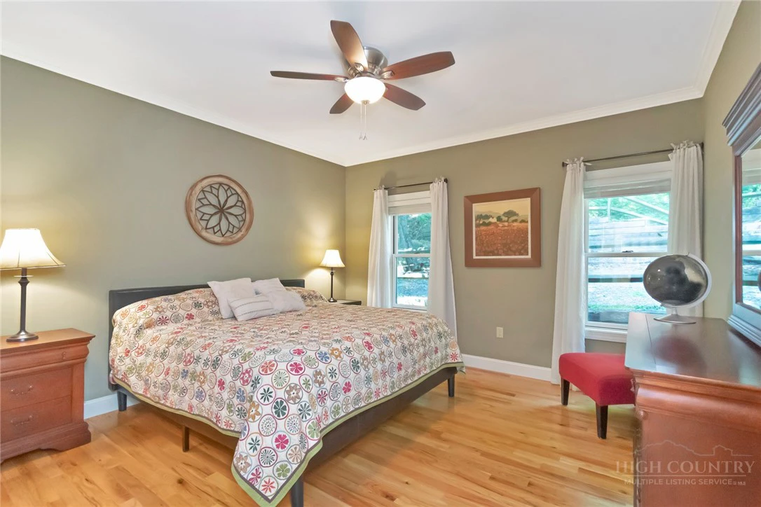 Image number 14 for the current listing