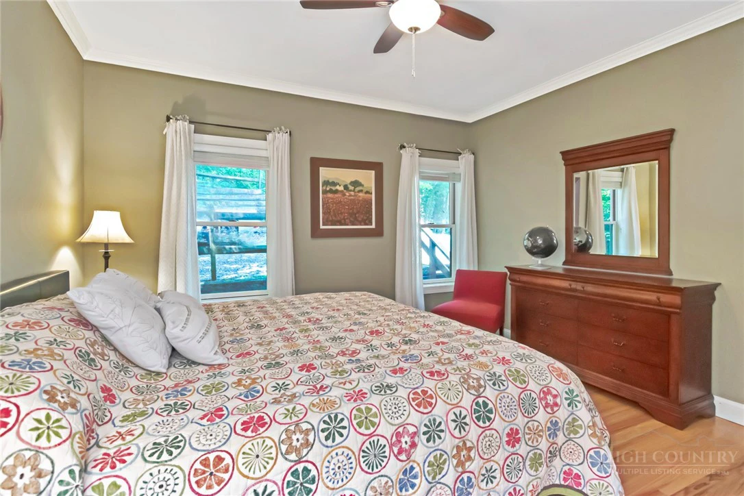 Image number 17 for the current listing