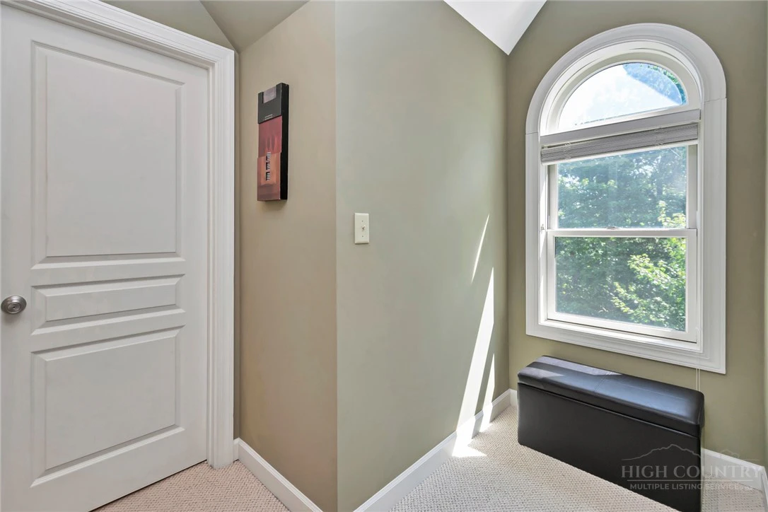 Image number 20 for the current listing