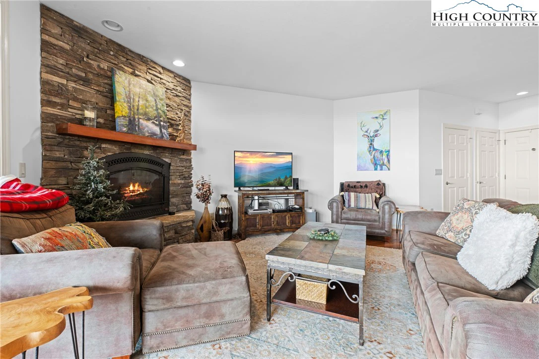 Image number 12 for the current listing