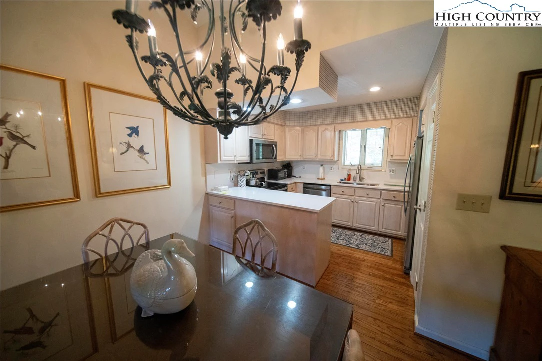 Image number 5 for the current listing