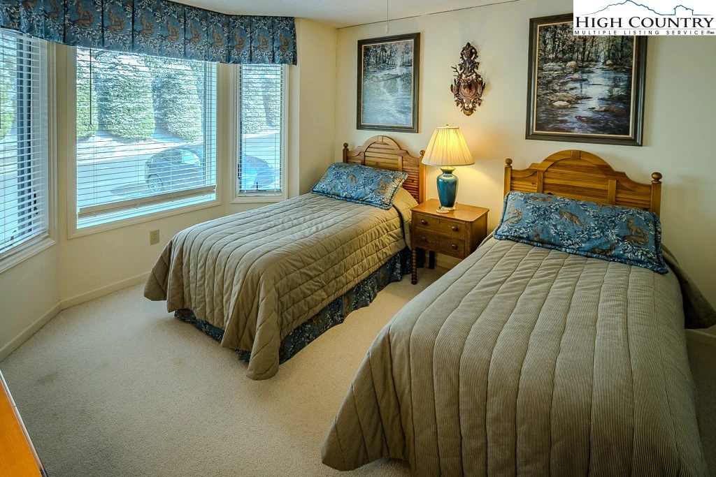Image number 2 for the current listing