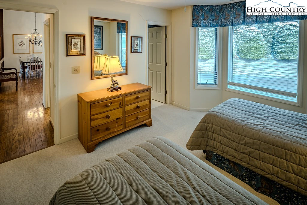 Image number 15 for the current listing