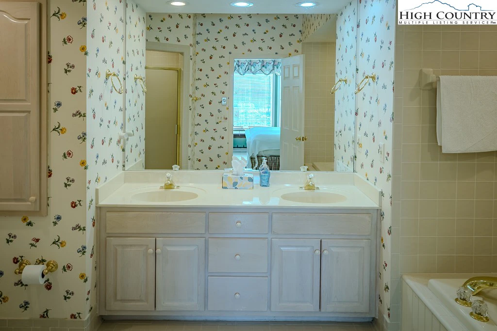 Image number 6 for the current listing