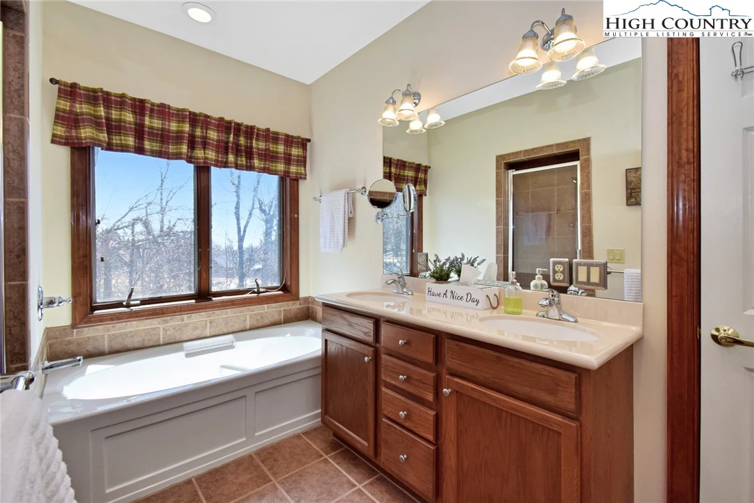 Image number 11 for the current listing