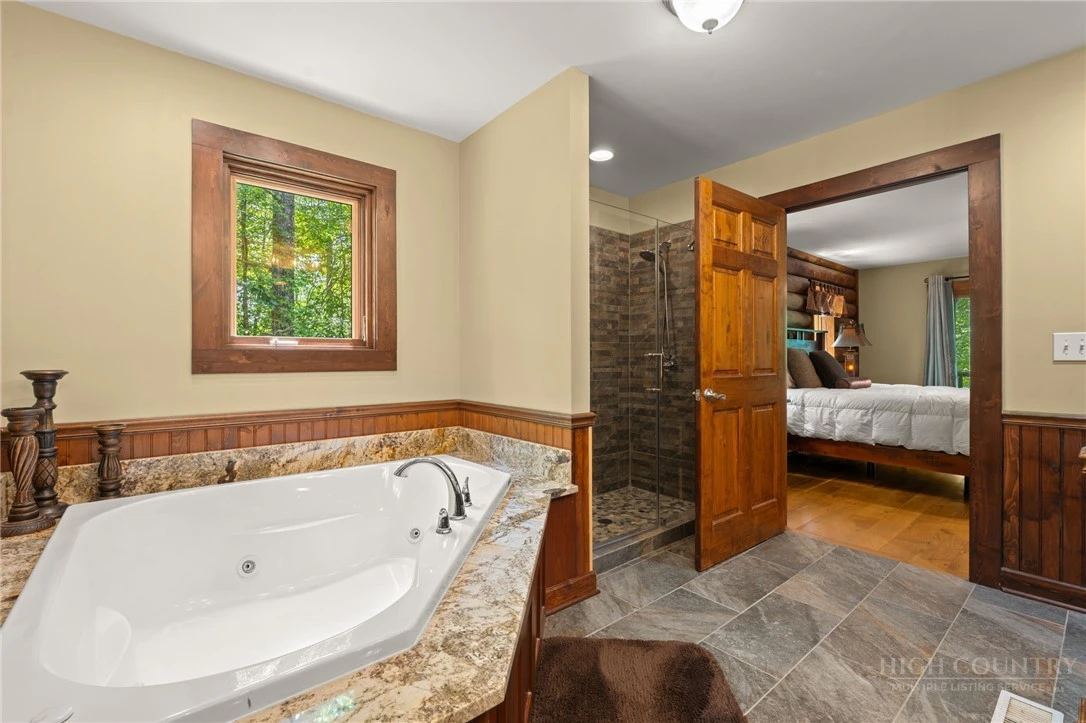 Image number 18 for the current listing