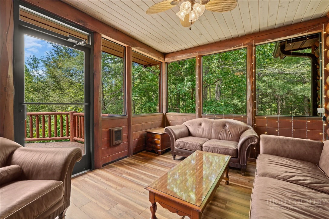 Image number 19 for the current listing