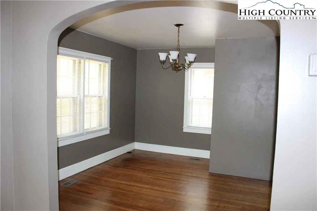 Image number 4 for the current listing