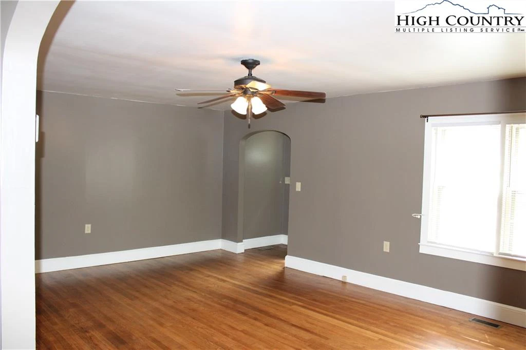 Image number 14 for the current listing