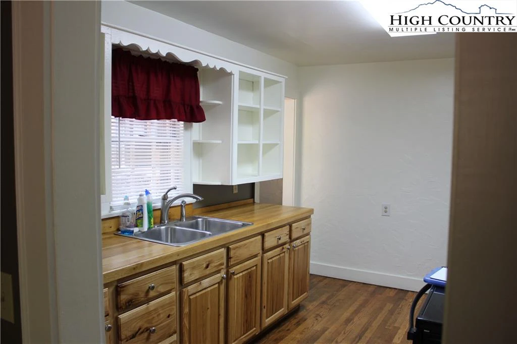 Image number 13 for the current listing