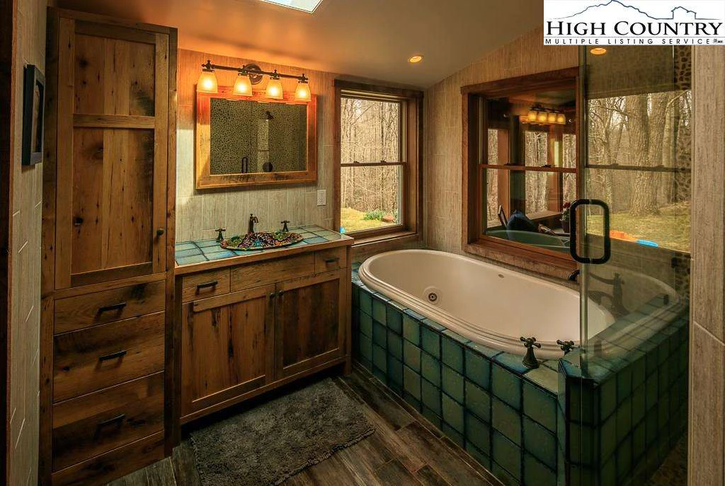 Image number 3 for the current listing