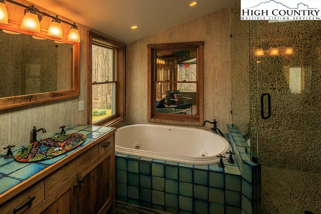 Image number 4 for the current listing