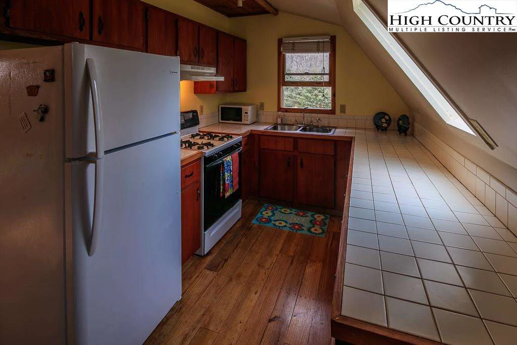 Image number 2 for the current listing