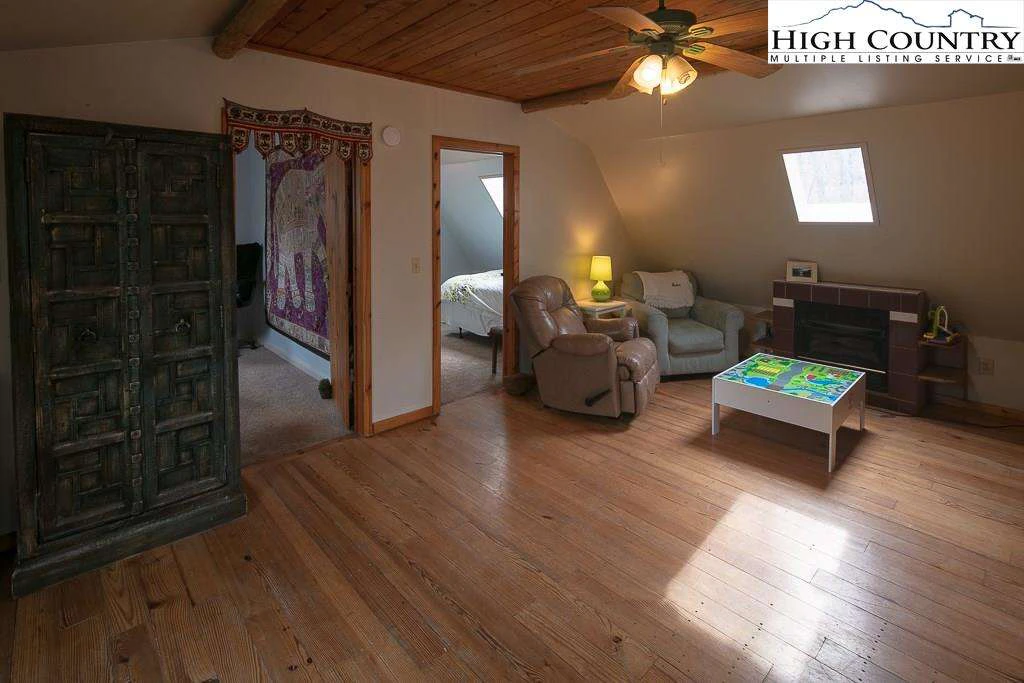 Image number 15 for the current listing
