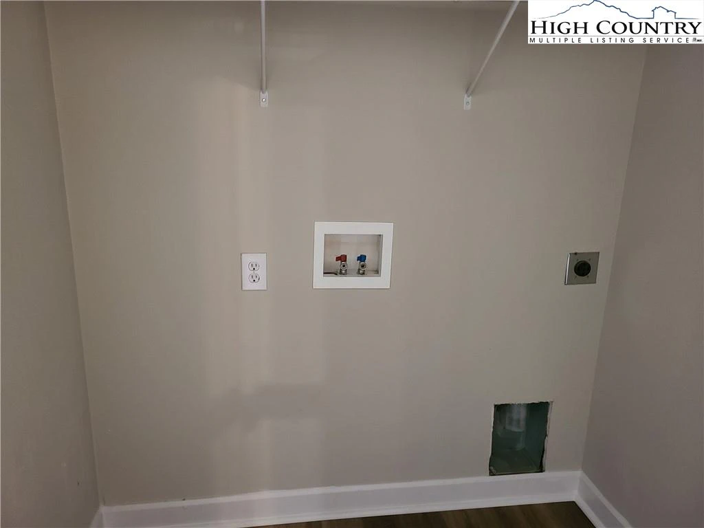 Image number 8 for the current listing