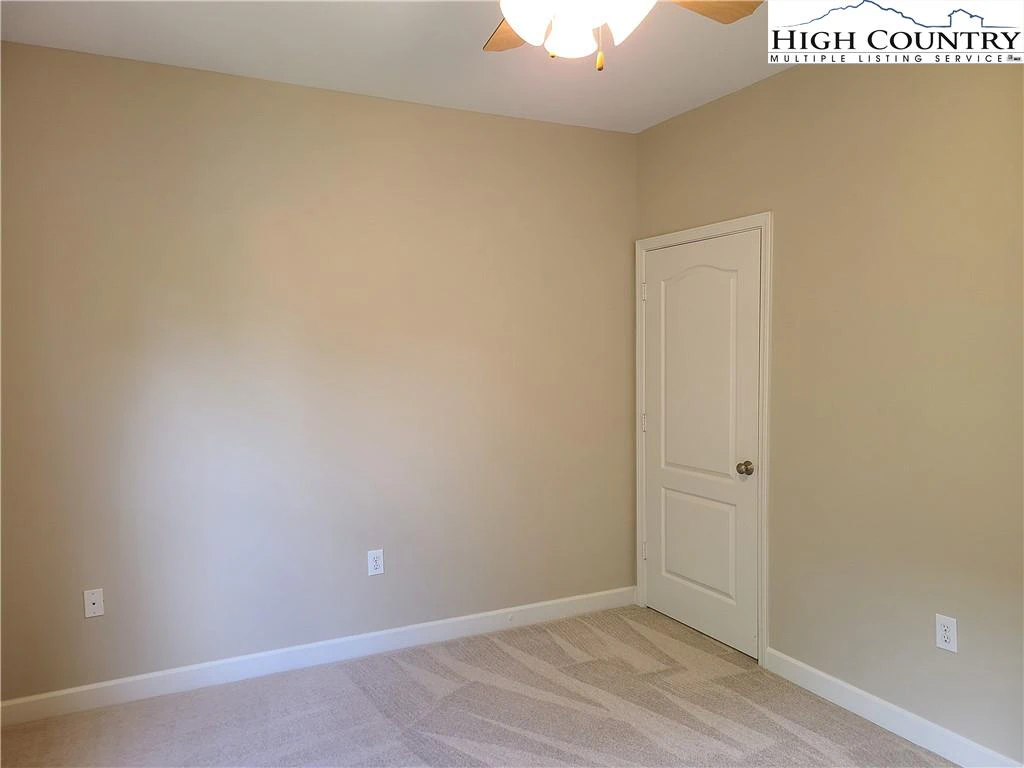 Image number 19 for the current listing