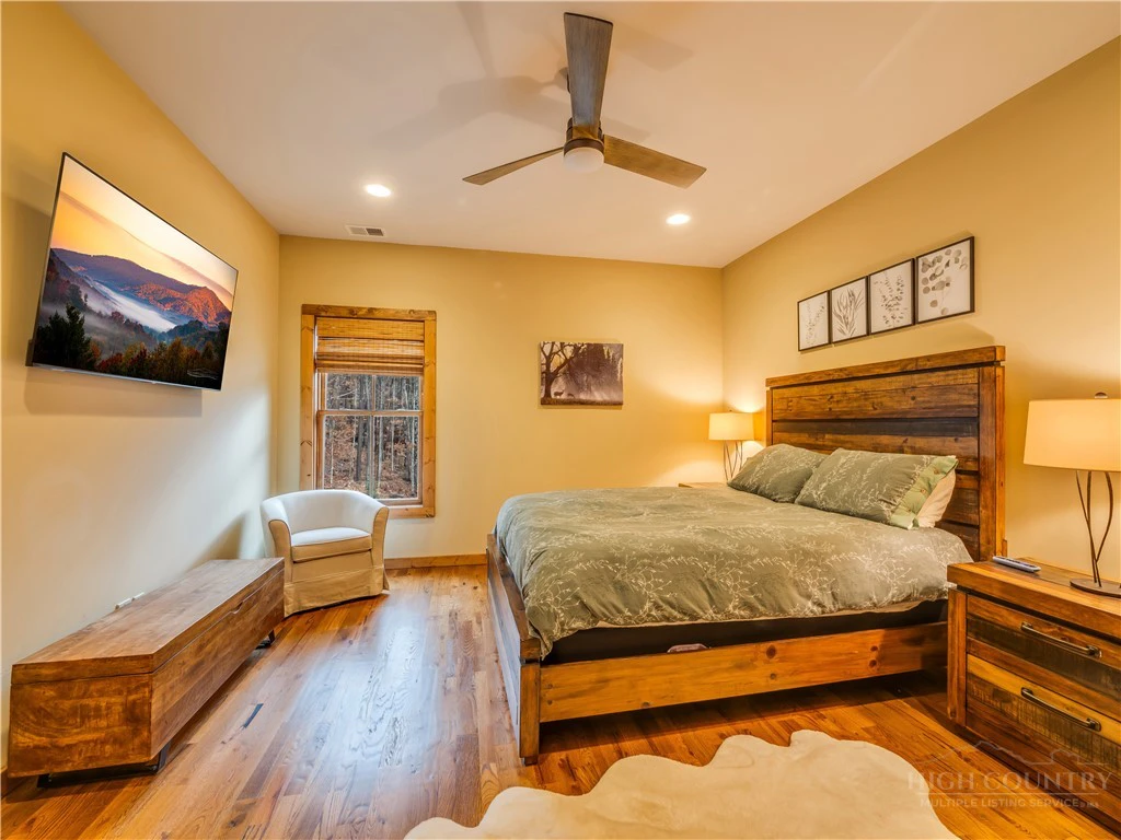 Image number 5 for the current listing