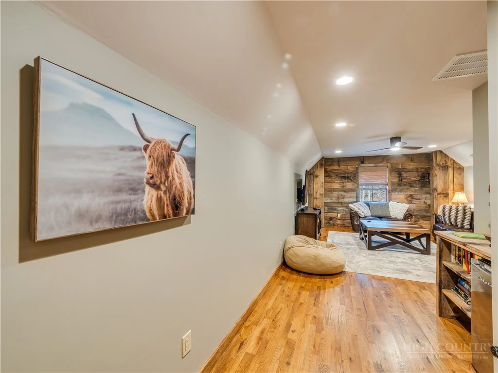 Image number 2 for the current listing