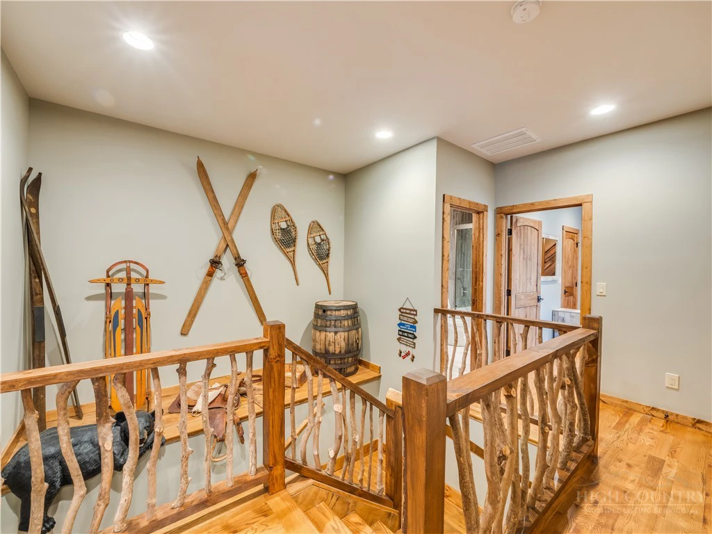 Image number 4 for the current listing