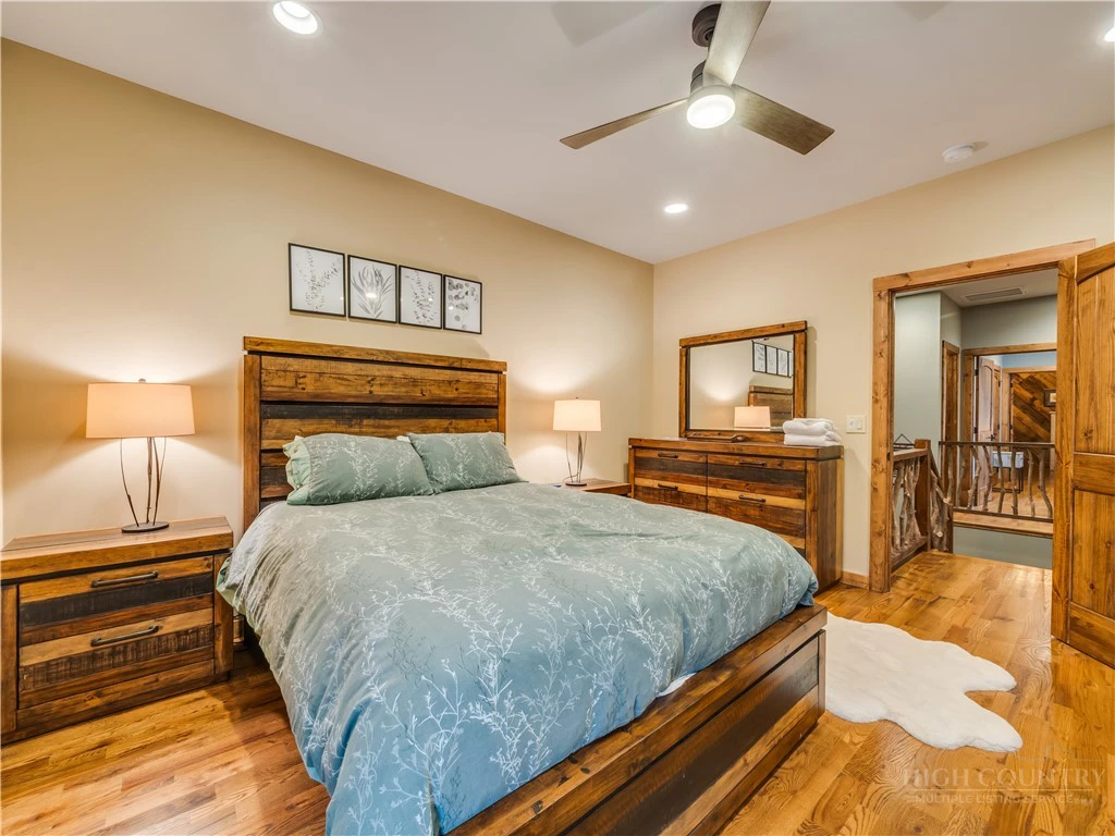 Image number 6 for the current listing