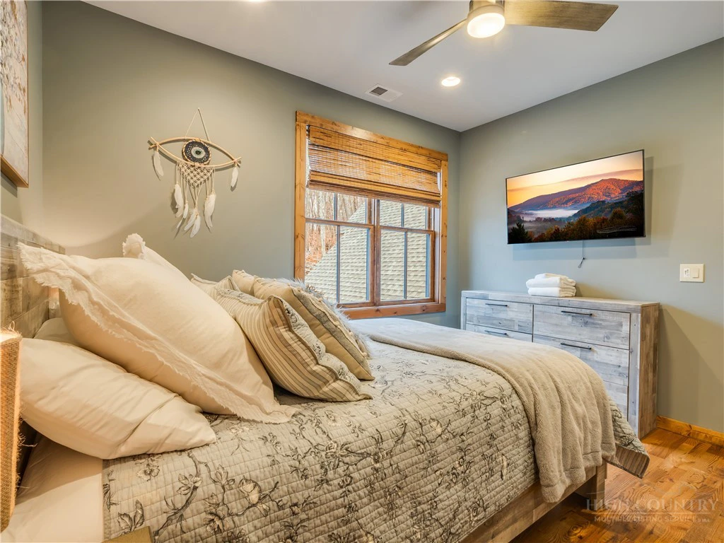 Image number 14 for the current listing