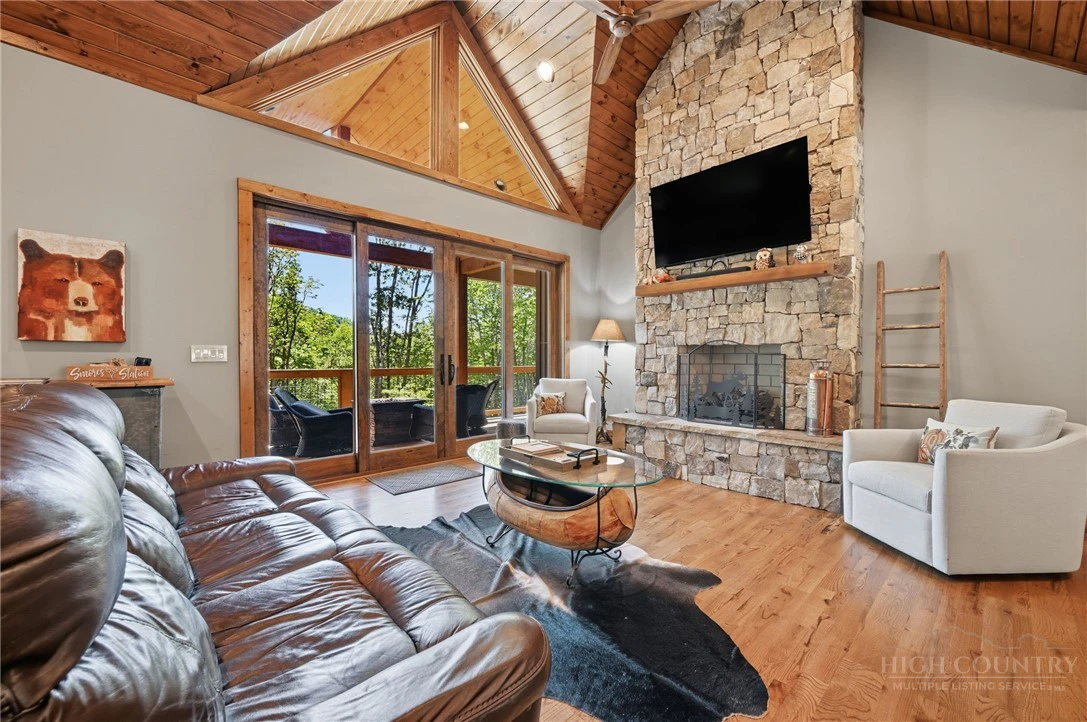 Image number 19 for the current listing
