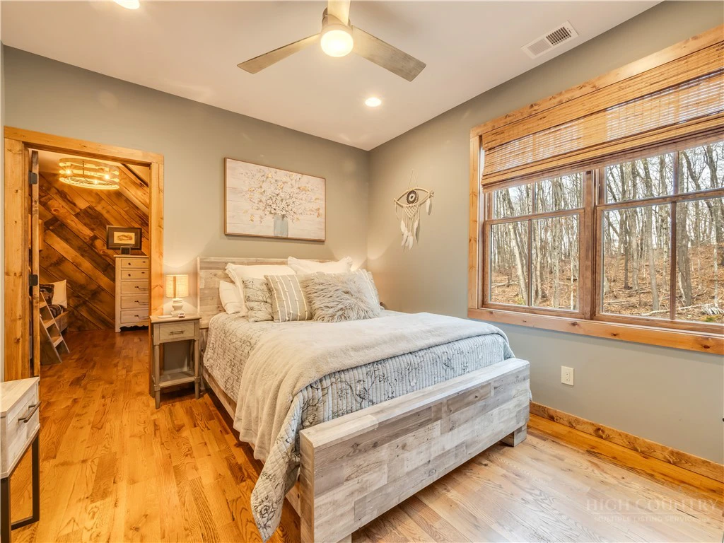 Image number 15 for the current listing