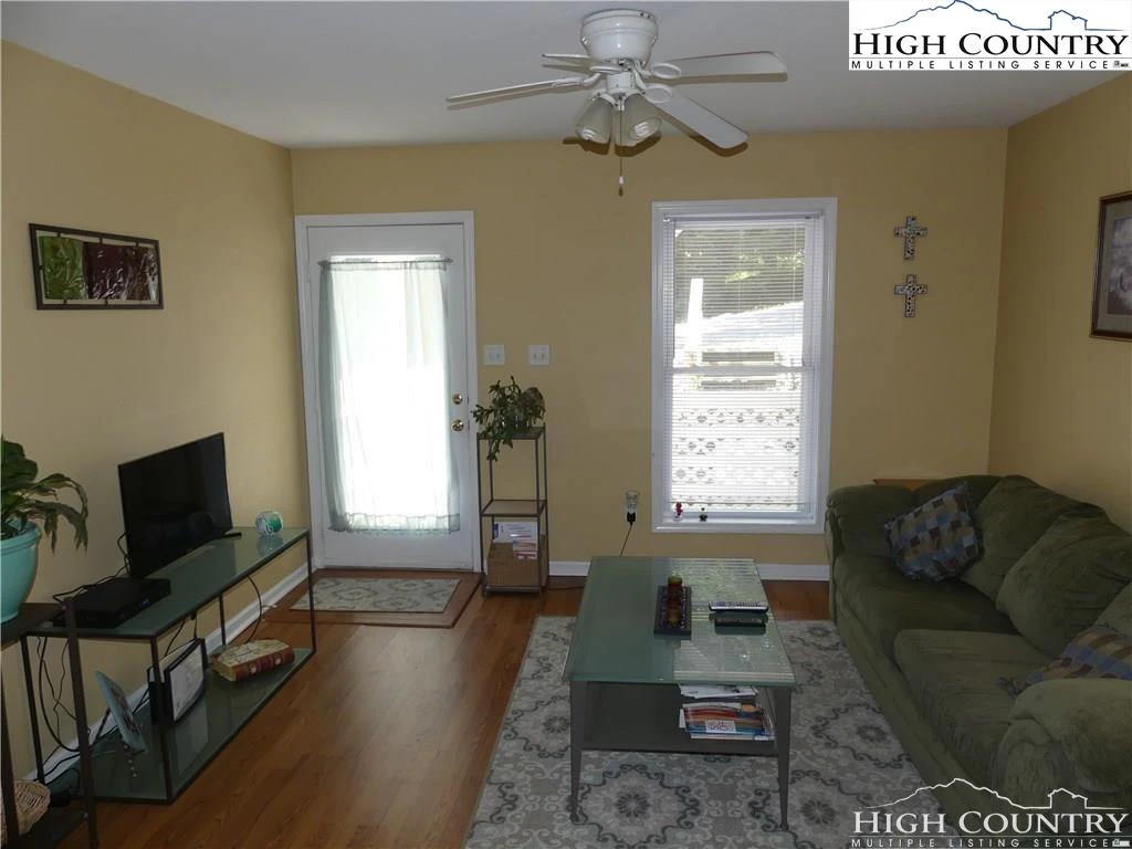 Image number 4 for the current listing
