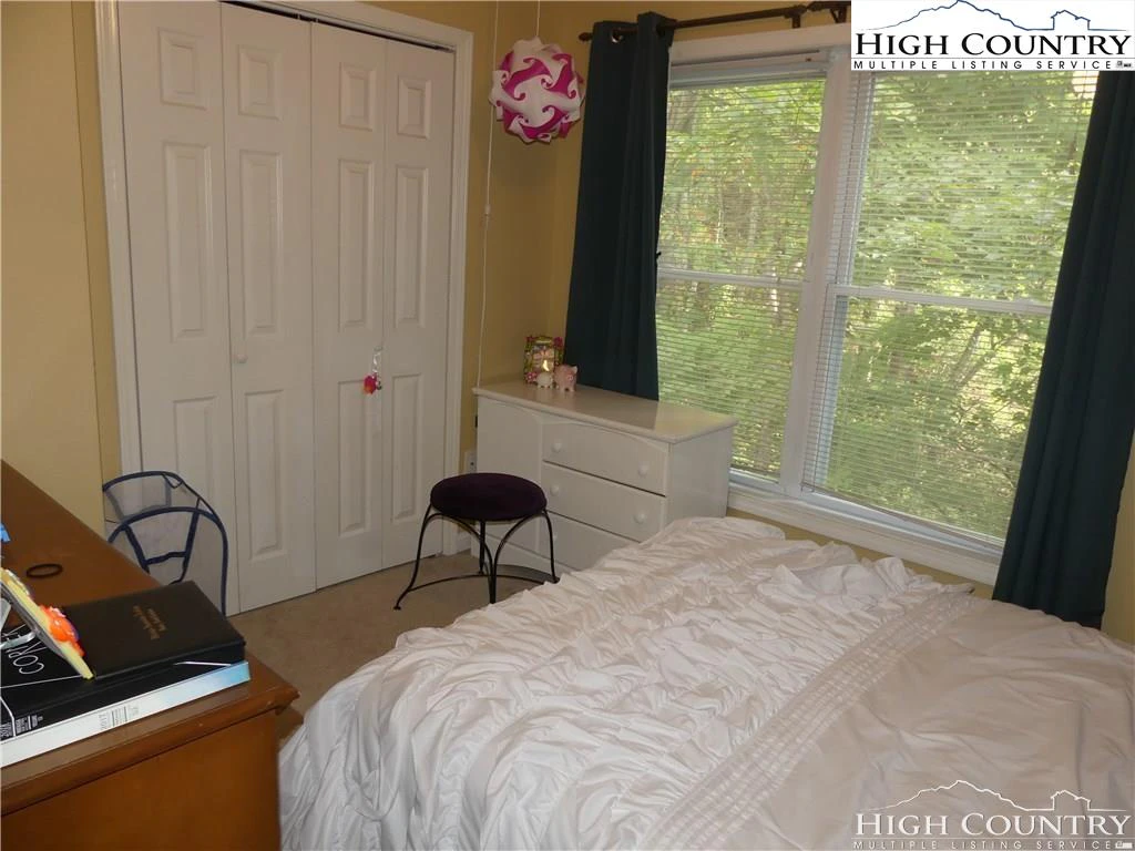 Image number 11 for the current listing