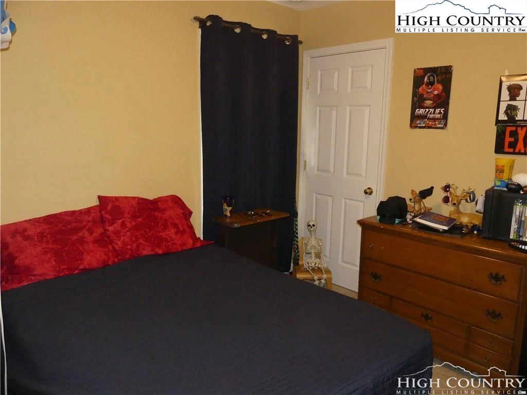 Image number 13 for the current listing