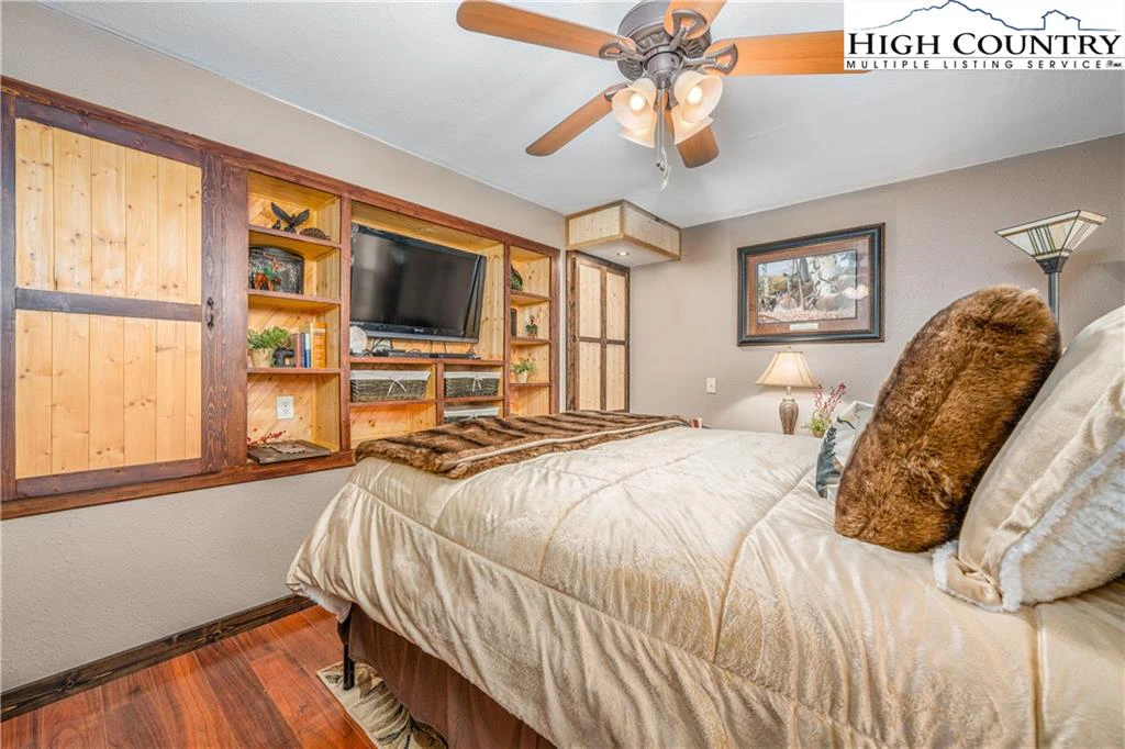 Image number 9 for the current listing