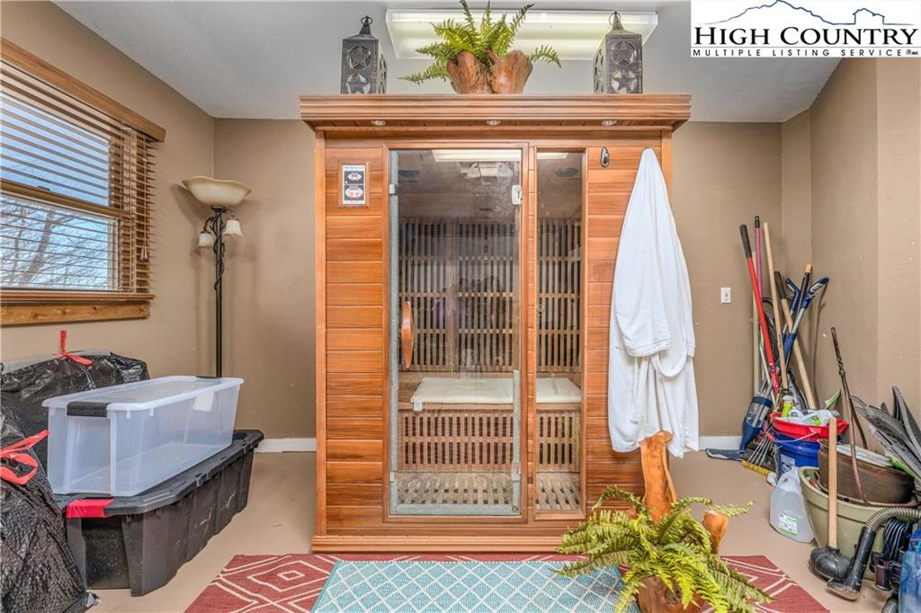 Image number 20 for the current listing