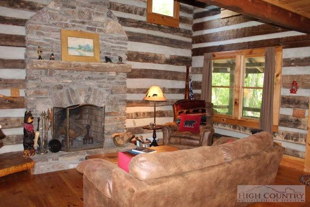 Image number 9 for the current listing