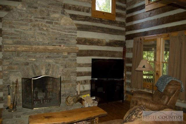 Image number 4 for the current listing