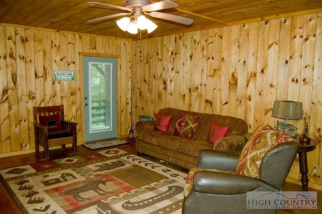 Image number 15 for the current listing