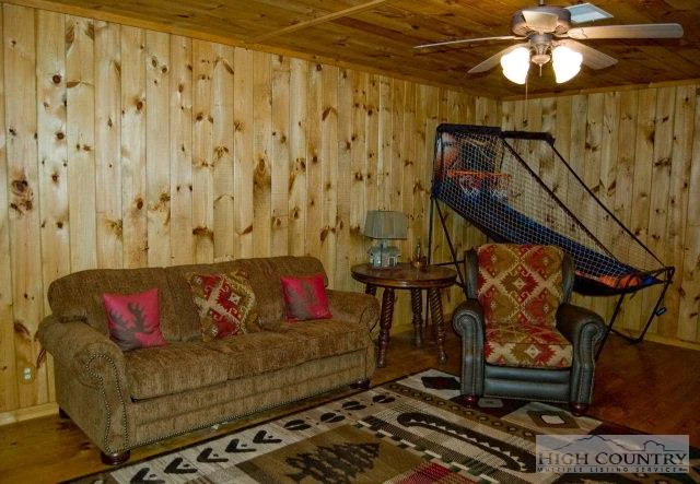 Image number 14 for the current listing