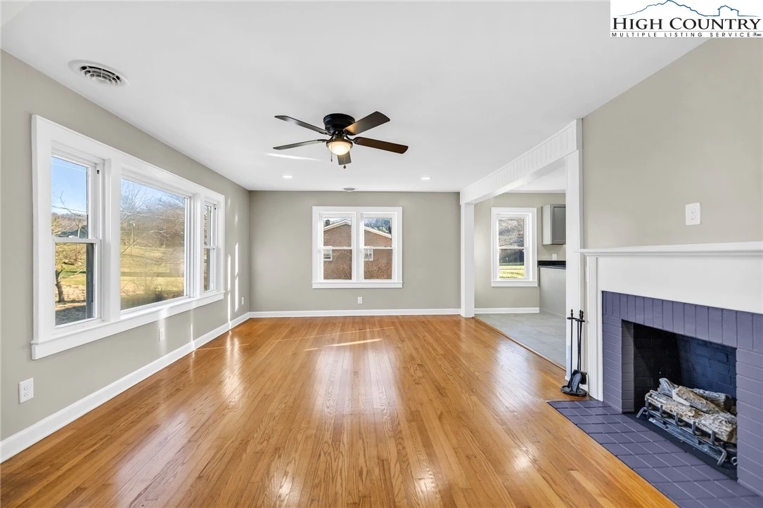 Image number 4 for the current listing