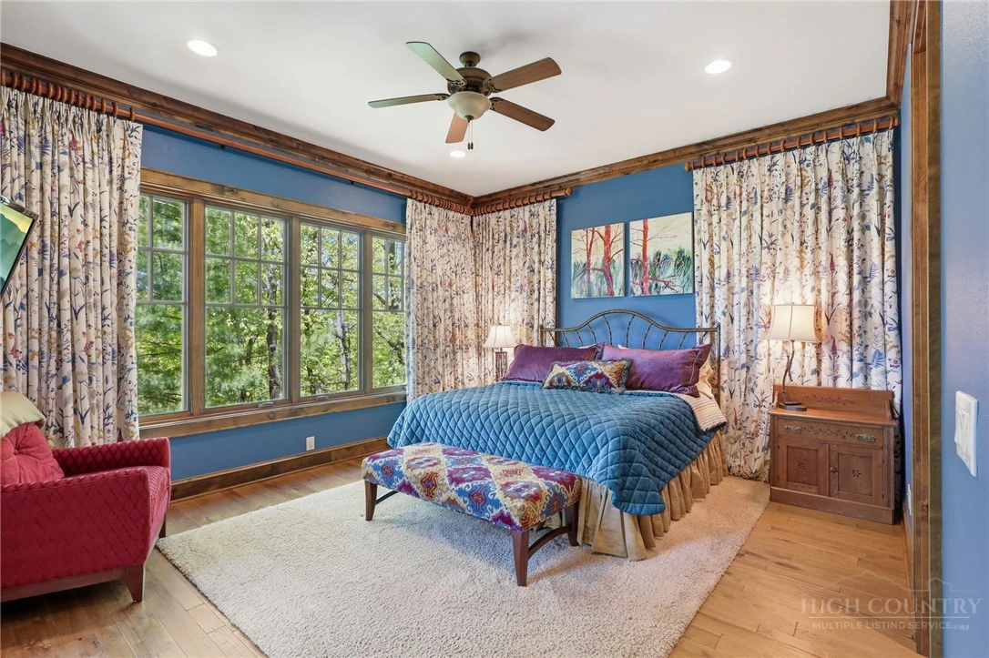 Image number 14 for the current listing