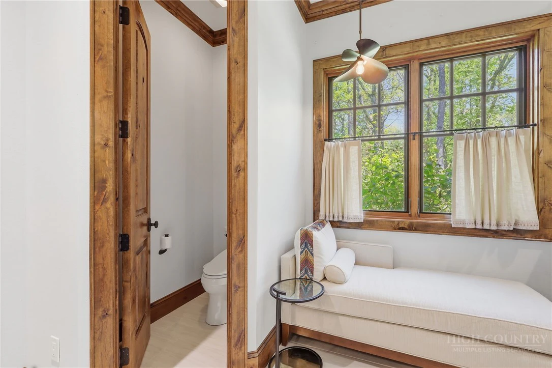 Image number 6 for the current listing