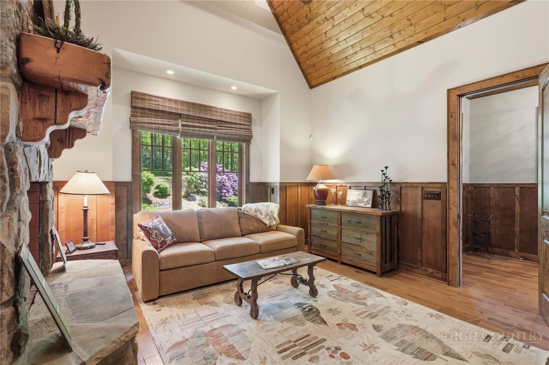 Image number 10 for the current listing