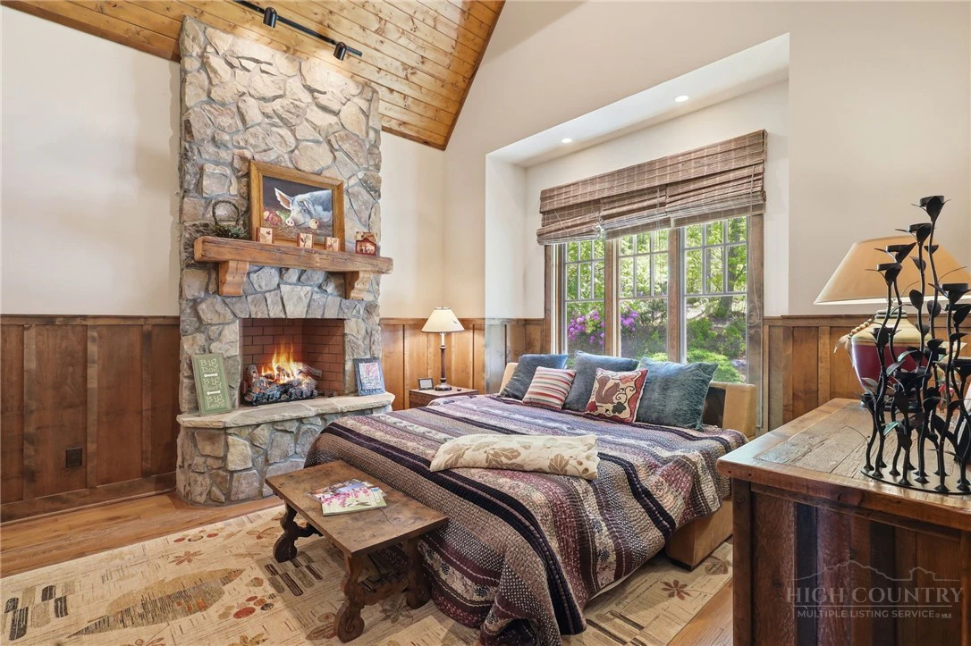 Image number 11 for the current listing
