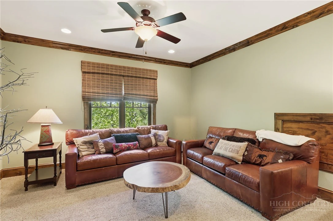 Image number 19 for the current listing