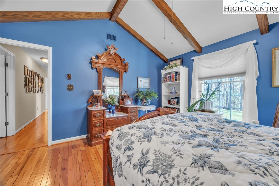 Image number 14 for the current listing